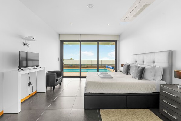 2 bedrooms, in-room safe, iron/ironing board, free WiFi