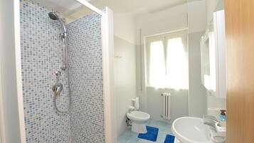 Dusche, Haartrockner, Bidet, Handtücher