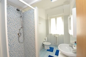 Dusche, Haartrockner, Bidet, Handtücher