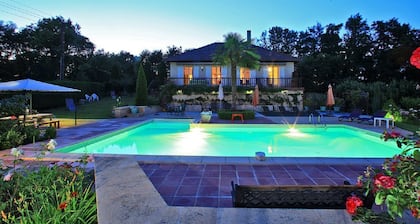 Quiet country house with extensive view, 3,5km from medieval town, private pool