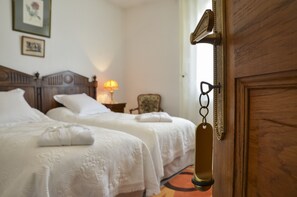2 bedrooms, iron/ironing board, free WiFi, bed sheets - Quiet country house with extensive view, 3,5km  from medieval town, private pool (Sarlat-La-Canéda)
