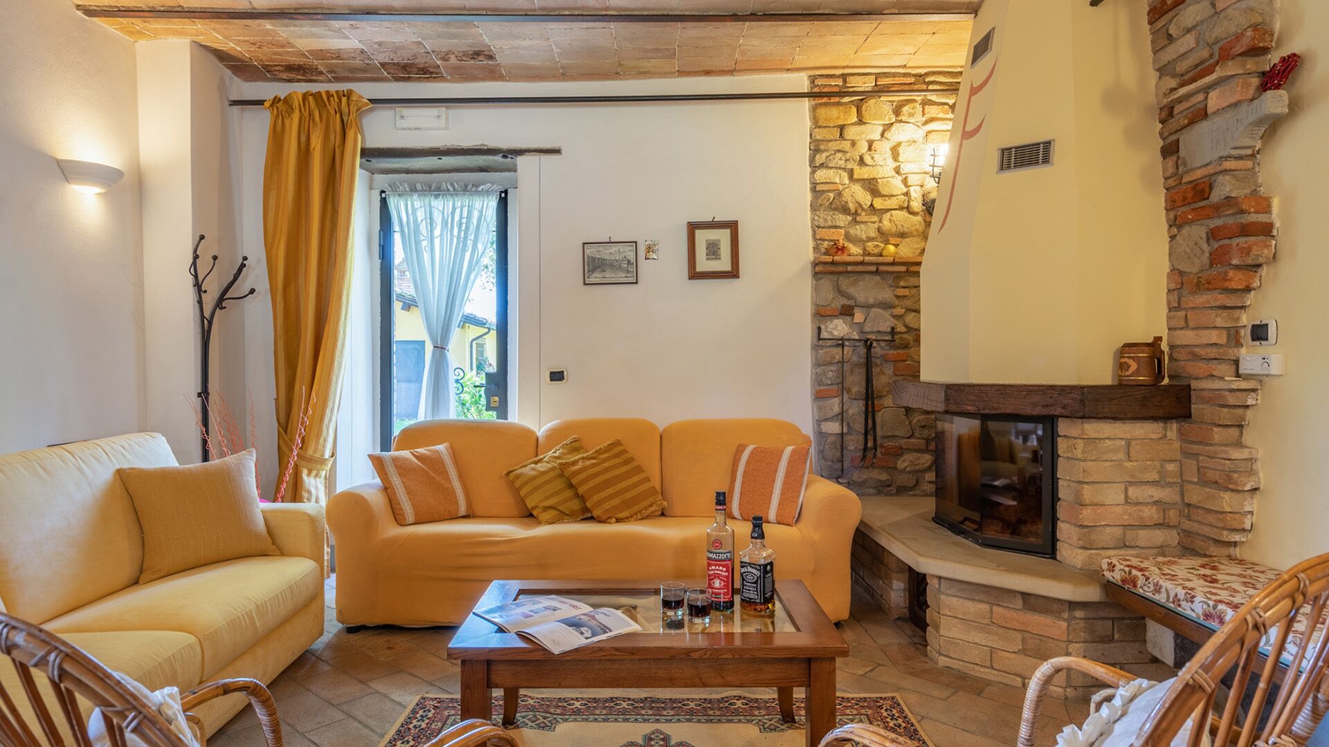 Una sala de estar acogedora con sofá, sillones, una mesa de centro y chimenea.