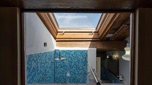 Douche, articles de toilette gratuits, sèche-cheveux, bidet