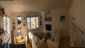 Télévision, lecteur de DVD, livres, vidéothèque