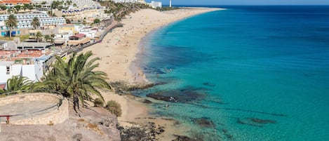 En la playa, sillas reclinables de playa