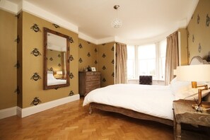 7 bedrooms, iron/ironing board, travel crib, WiFi - Hot tub, beautifully restored Manse. Fantastic midweek rates available. (Stanley)