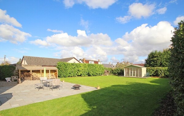 Outdoor dining - Hot tub, beautifully restored Manse. Fantastic midweek rates available. (Stanley)