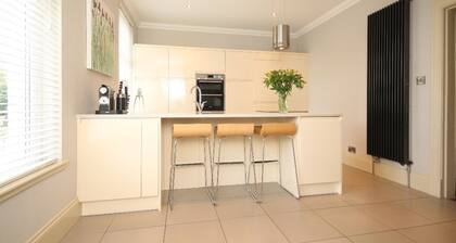 Hot tub, beautifully restored Manse. Fantastic midweek rates available.