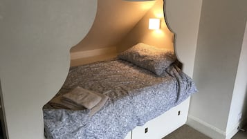 4 bedrooms, desk, iron/ironing board, travel crib