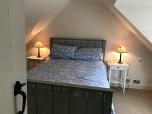 4 bedrooms, desk, iron/ironing board, travel crib