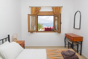 3 bedrooms, in-room safe, iron/ironing board, travel cot