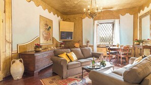 Smart-TV, Kamin, Tischtennisplatte, Bücher