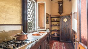 Fridge, microwave, oven, stovetop - Villa Delle Sophore 12, Emma Villas (Cortona)