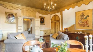 Téléviseur connecté, foyer, table de ping-pong, livres