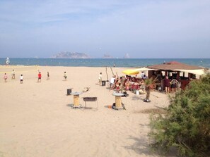 Ranta lähistöllä, aurinkotuoleja