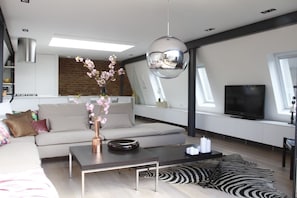 Smart TV, DVD player, stereo