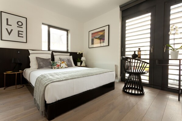 3 bedrooms, desk, soundproofing, iron/ironing board