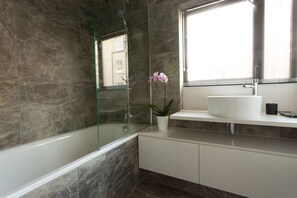 Ensemble douche/baignoire, sèche-cheveux, serviettes fournies, savon