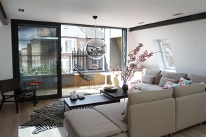 Smart TV, DVD player, stereo