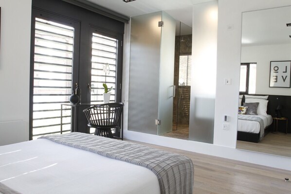 3 bedrooms, desk, soundproofing, iron/ironing board