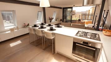 Fridge, microwave, oven, stovetop