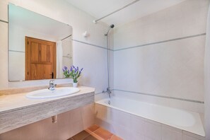 Combined shower/tub, hair dryer, bidet, towels