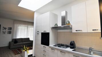 Jääkaappi, mikroaaltouuni, uuni, liesi