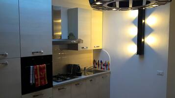 Jääkaappi, mikroaaltouuni, uuni, liesi