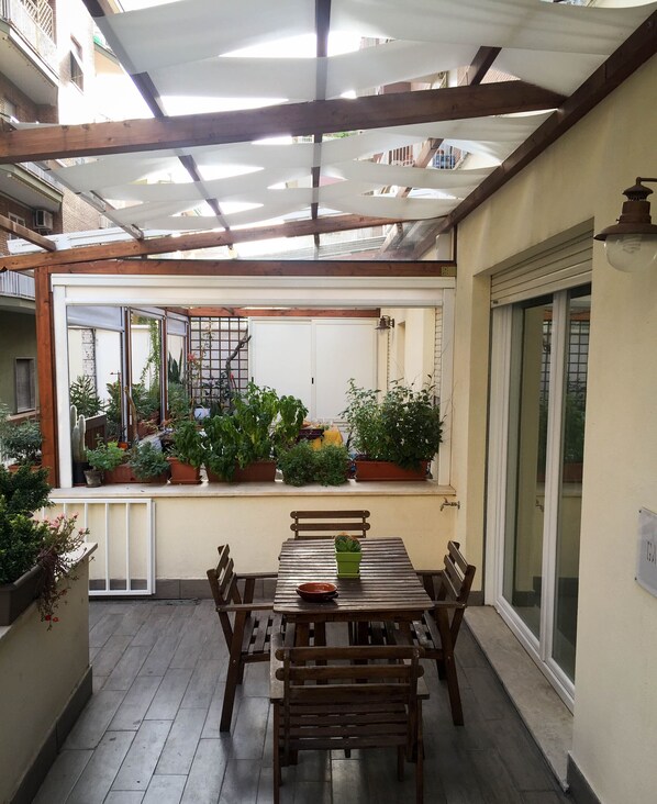 Outdoor dining
