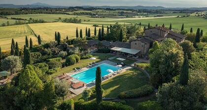 CASALE DEI GIRASOLI 14 vuodepaikkaa, huvila yksityinen uima-allas yksinomaiseen käyttöön!
