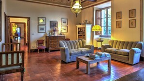 Una sala de estar acogedora con dos sofás, una mesita de centro y una estantería.