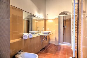 Vasca, asciugacapelli, bidet, asciugamani