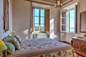 6 bedrooms, desk, iron/ironing board, free WiFi
