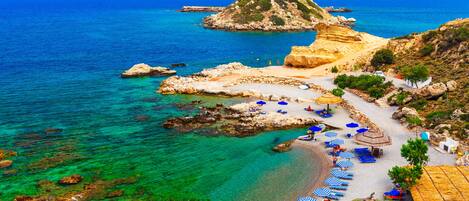 Nær stranden og strandhåndklær