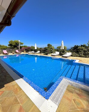 Outdoor pool - Spacious villa with swimming pool (SCOPELLO)