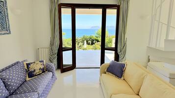 Smart-TV, Kamin, Tischtennisplatte, Bücher