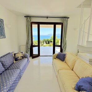 Smart TV, fireplace, ping pong, books