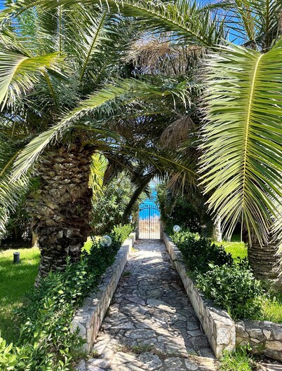 Spacious villa with swimming pool