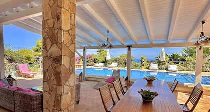 Die gerÀumige Villa mit Schwimmbad