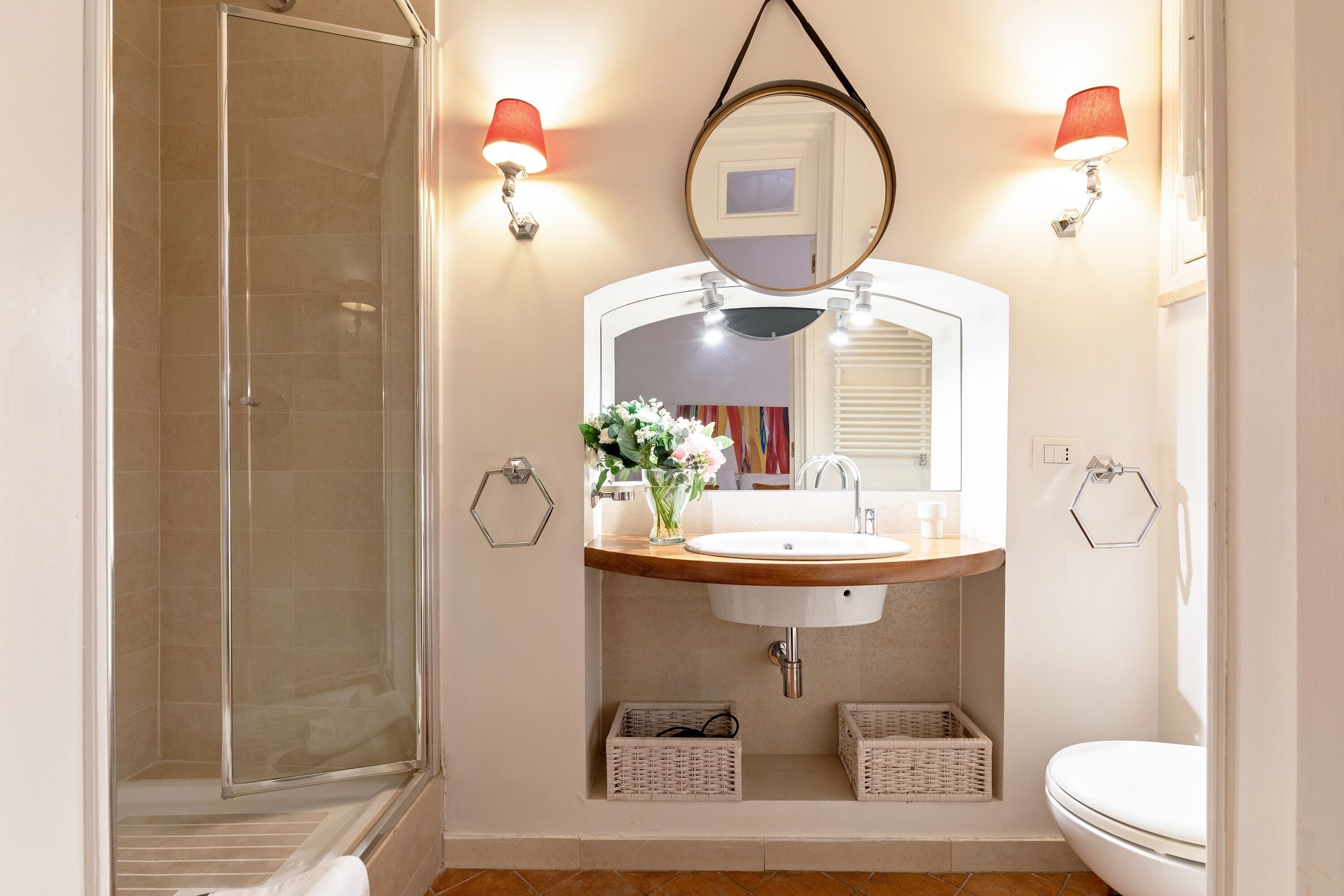 Douche, sèche-cheveux, bidet, serviettes fournies