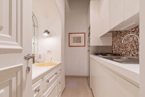 Fridge, microwave, oven, stovetop - Cancelli | Cozy and comfortable in the heart of Rome (Roma)