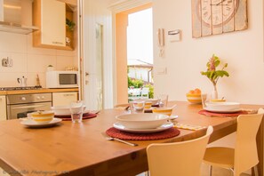 Fridge, microwave, oven, stovetop - Trieste (Barcola) - Apartment in villa with private garden, 300 meters from the sea (Trieste)