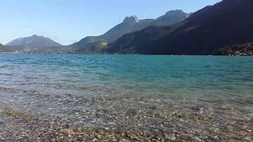 在海灘附近