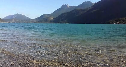 Hermosa villa típica de 4 * Saboya con gran jardín a 4 minutos a pie del lago