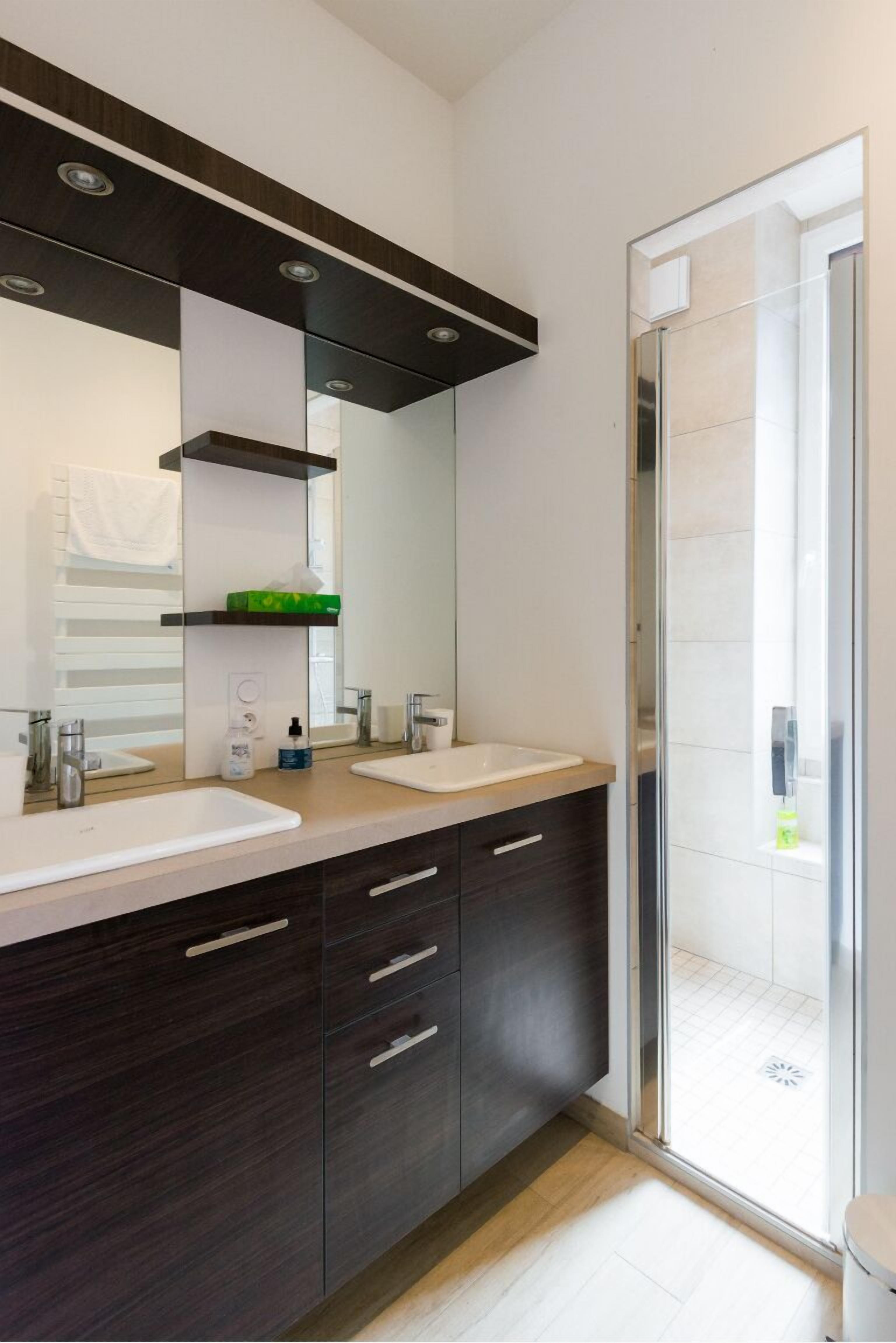 Een douche, een haardroger, handdoeken