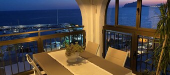 Front Line Moraira -asunto näkymä satamaan upealla merinäköalalla 