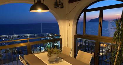 Front Line Moraira Apartment mit Blick auf den Yachthafen mit herrlichem Meerblick