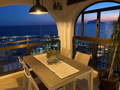 Apartamento en primera línea de Moraira con vistas al puerto deportivo con impresionantes vistas al mar 