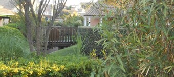 スイミングプールとテニスコートの家