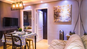 Condo Deluxe, 2 phòng ngủ, bếp | Khu phòng khách | TV LED 